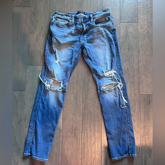 Men’s Distressed Hollister Jeans - Picture 3 of 4